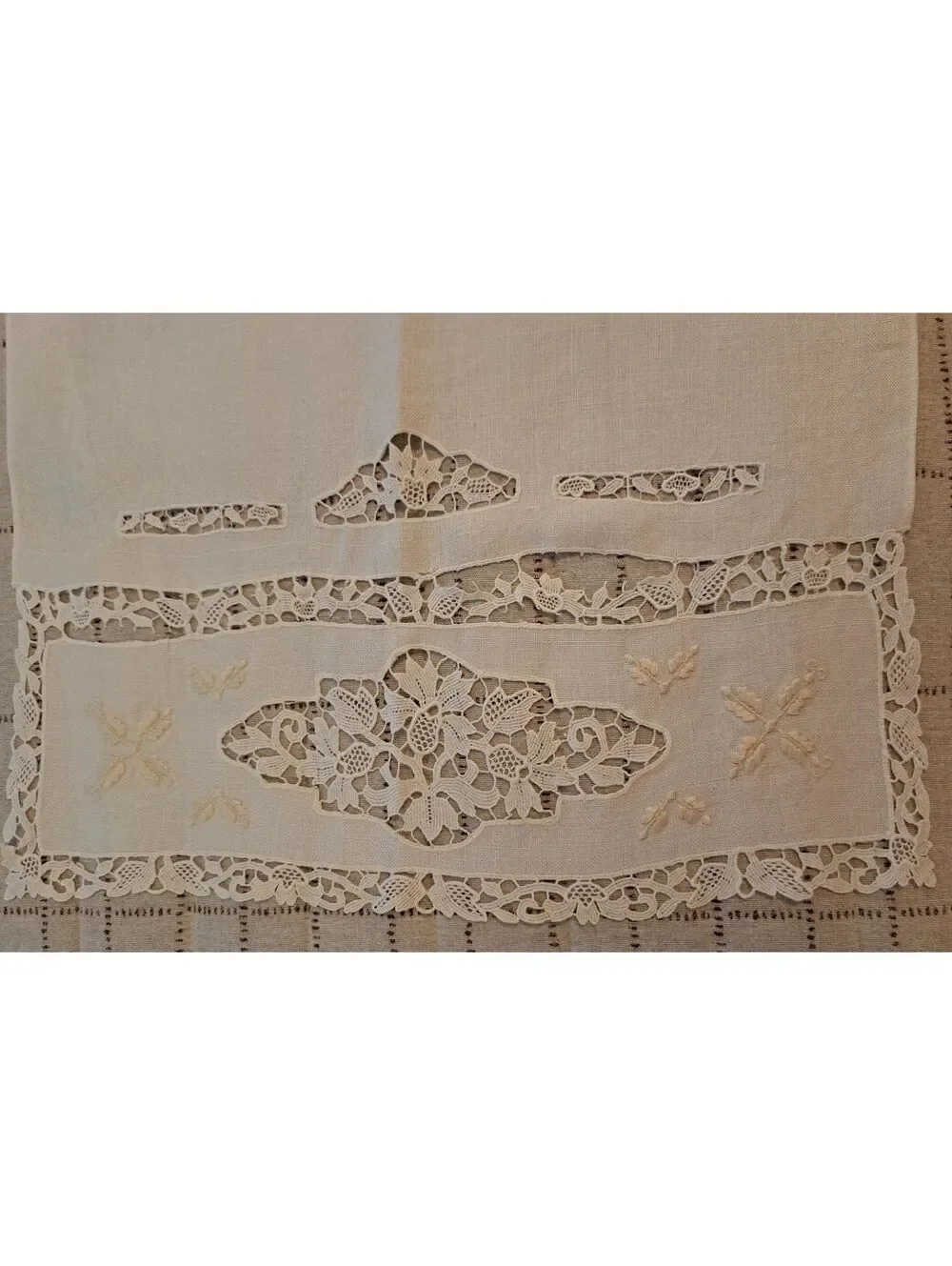 Vintage Handmade Lace & Linen Cutwork Mantel/Dresser Scarf or Guest Handtowel